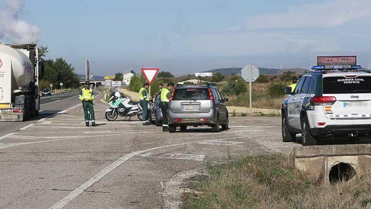 Imagen del control realizado por la GuardiaCivil en el cruce de San Medel, en la N-120.-RAÚL G. OCHOA