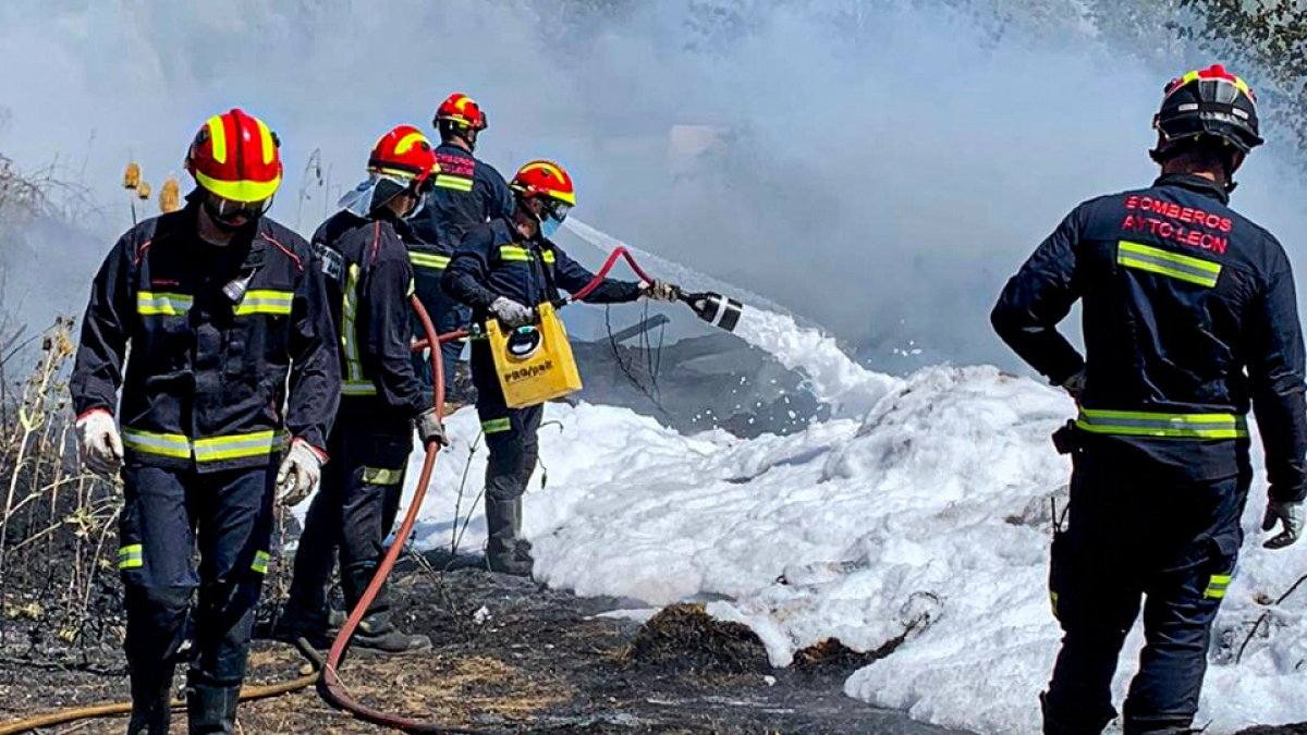 Los bomberos de León intervienen en un incendio anterior.- ICAL