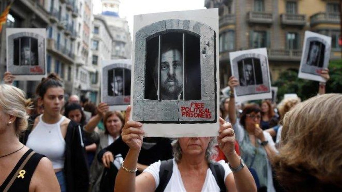Centenares de personas cortan Via Laietana para protestar por la sentencia del ’procés’, en la que se condena a los lideres independentistas a penas de entre 9 y 13 anos por un delito de sedicion, este lunes.-EFE / QUIQUE GARCÍA