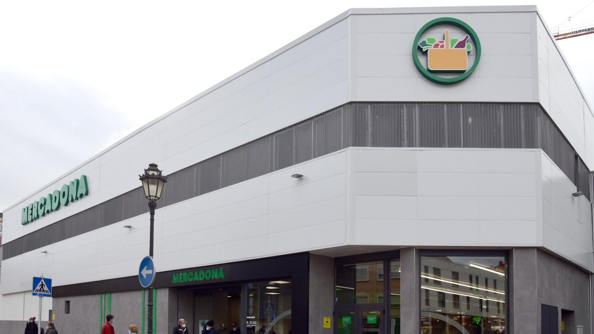 Mercadona abre su nueva tienda en el barrio de San Pedro de la Fuente. SANTI OTERO