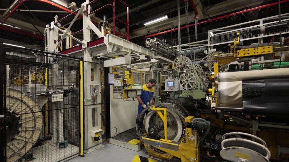 Un operario durante el proceso de fabricación del neumático en la fábrica de Michelin de Valladolid.