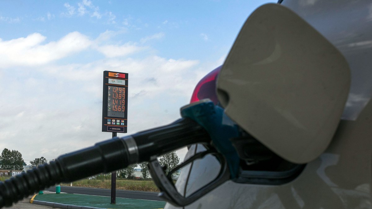 Detalle del depósito de un vehículo en una gasolinera. TOMÁS ALONSO