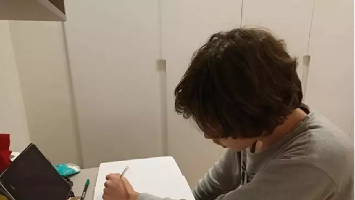 Un niño hace los deberes con una tablet.- IMAGEN ARCHIVO EUROPA PRESS