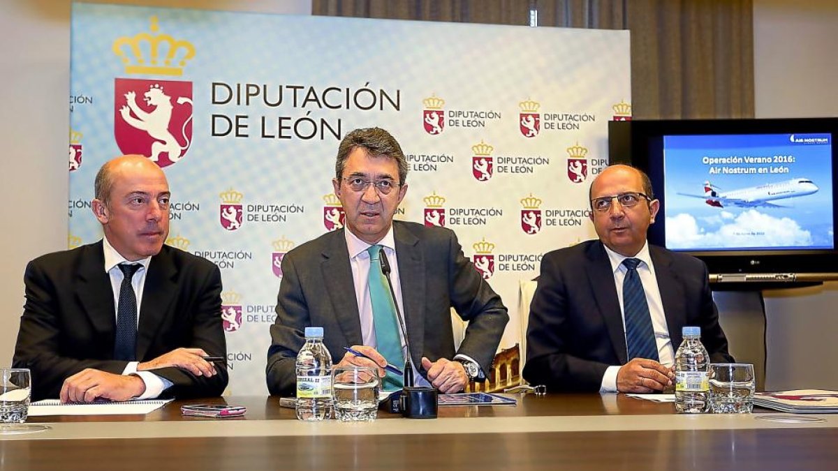 El director comercial de Air Nostrum, Juan Corral; el presidente de la Diputación, Juan Martínez Majo;y el vicepresidente, Francisco Castañón.-ICAL