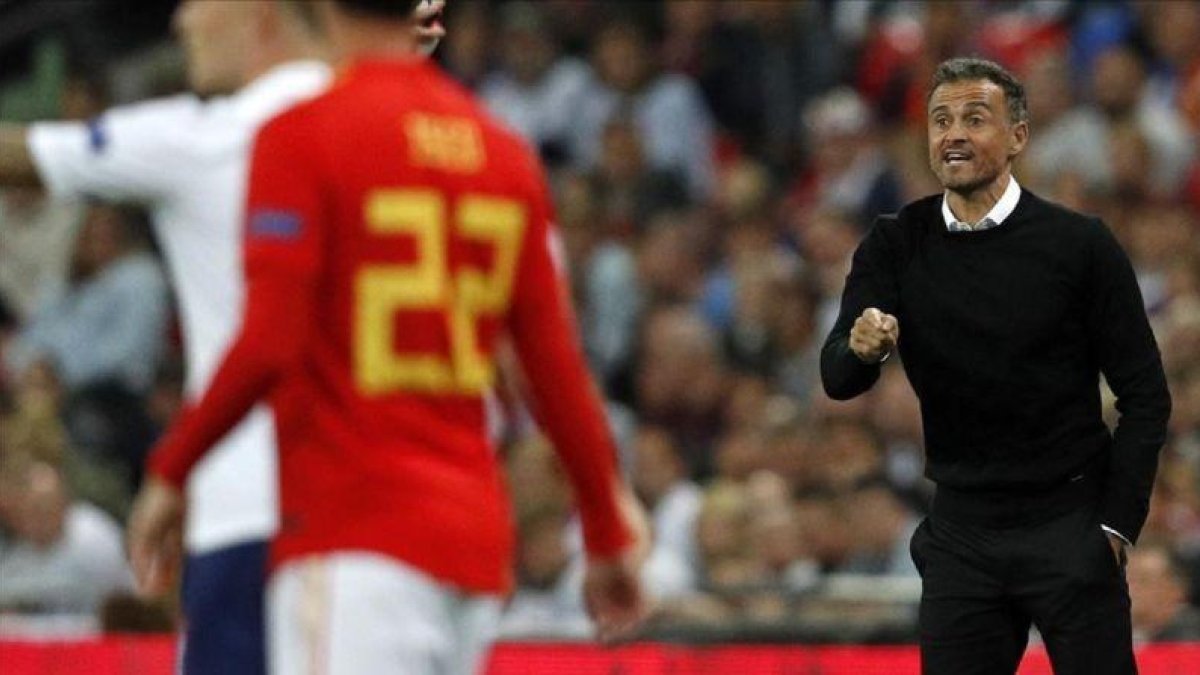 Luis Enrique da instrucciones en los primeros minutos de partido.-ADRIAN DENNIS