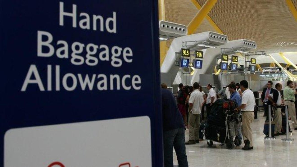 Mostradores de facturación en la T4 de Madrid.-JOSÉ RAMÓN LADRA