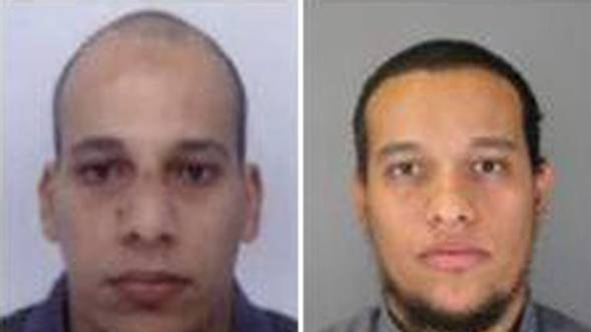 Fotografías cedidas por la Policía francesa en París que muestra a Cherif Kouachi, 32, (i) y su hermano Said Kouachi, 34, (d), sospechosos de la masacre contra el semanario satírico 'Charlie Hebdo'.-Foto: EFE