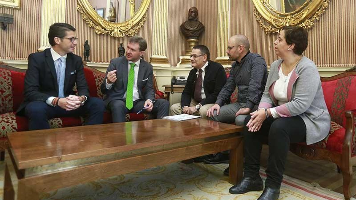 El alcalde, con integrantes del comité organizador de las jornadas.-RAÚL G. OCHOA