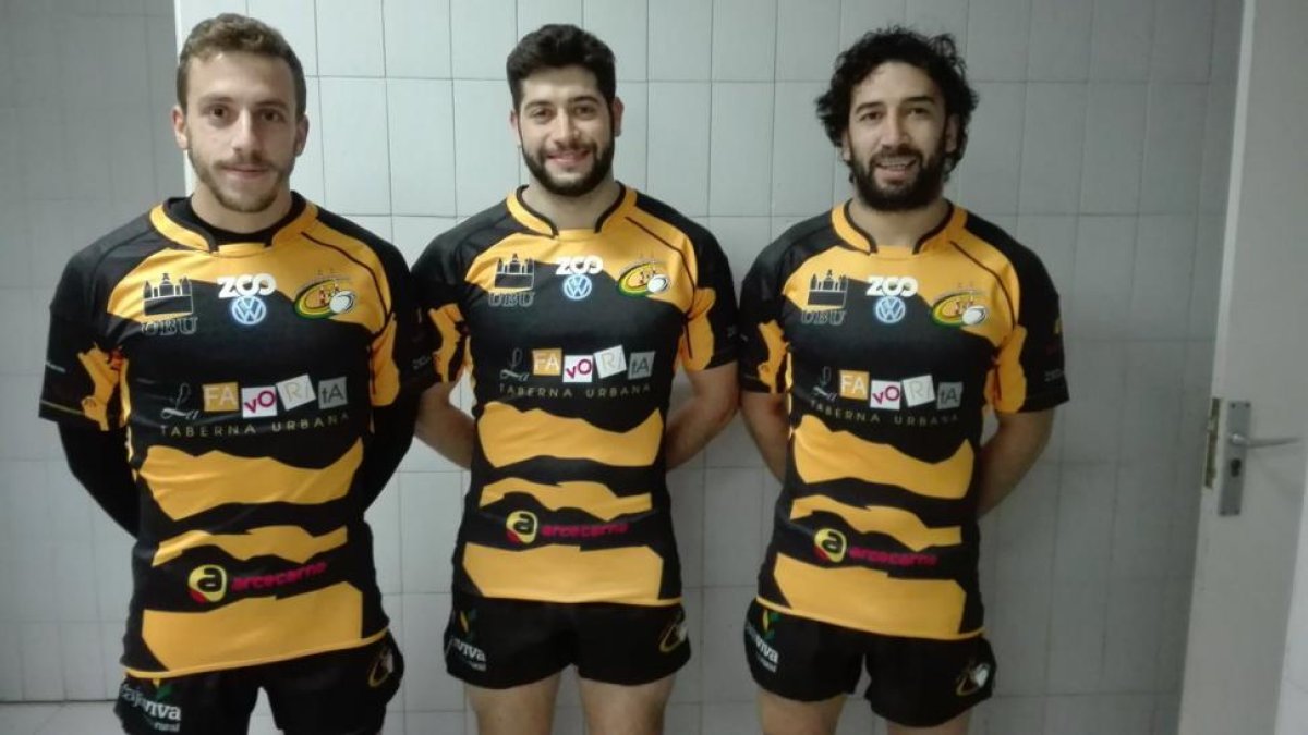 González, Domínguez y Aristemuño posan con la nueva camiseta de juego.-TWITTER / @RUGBYAPAREJOS
