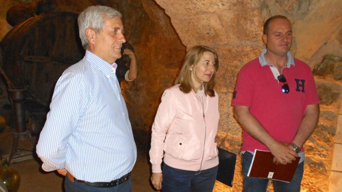 Alfonso Sanz, Celia Bombín y Jorge de Blas visitan la bodega de las Ánimas.-L.V.