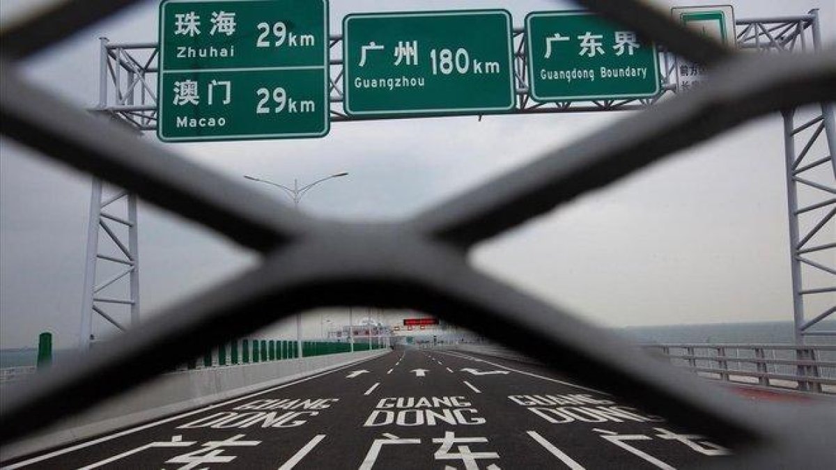 Valla temporal en la frontera de Hong Kong en el puent-ALEX HORDFORD