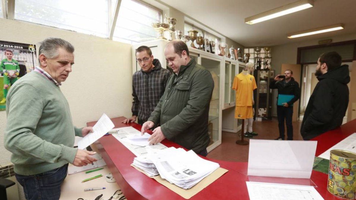Los representantes de Unión Burgalesistas presentaron ayer las 130 firmas en las oficinas del club-Raúl G. Ochoa