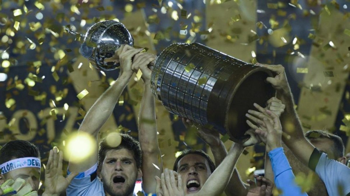 Los jugadores del Gremio levantan la Copa Libertadores.-JUAN MABROMATA (AFP)