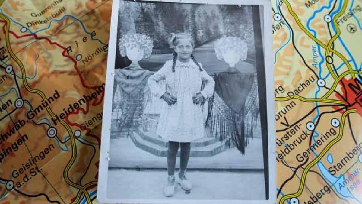 La hija de un republicano español prisionero de los nazis recupera una foto de su padre.-EFE