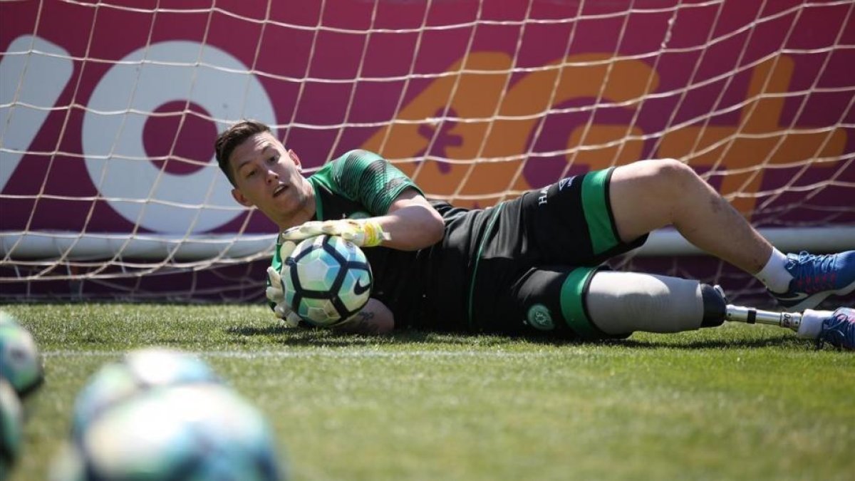 El portero Jackson Follman, amputado a causa del accidente del avión del Chapecoense, se entrena por primera vez con balón el pasado 16 de noviembre.-EFE / SIRLI FREITAS