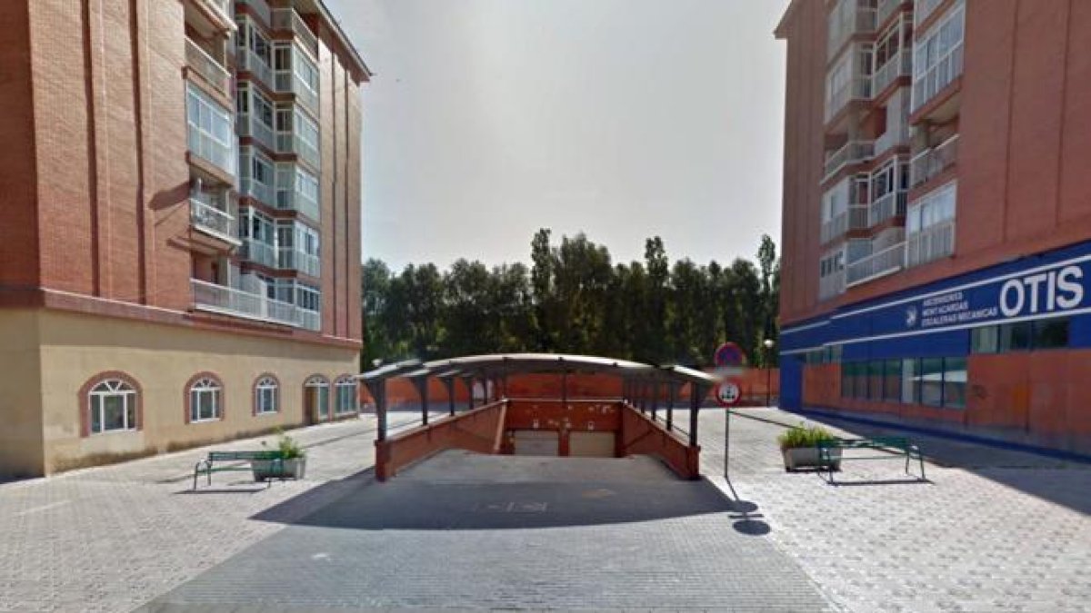 Entrada del garaje donde se produjo el asesinato.-ECB