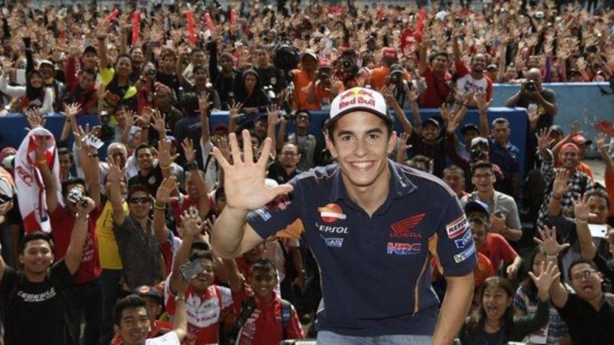 Marc Márquez, hoy en compañía de miles de fans en Indonesia.-REPSOL MEDIA