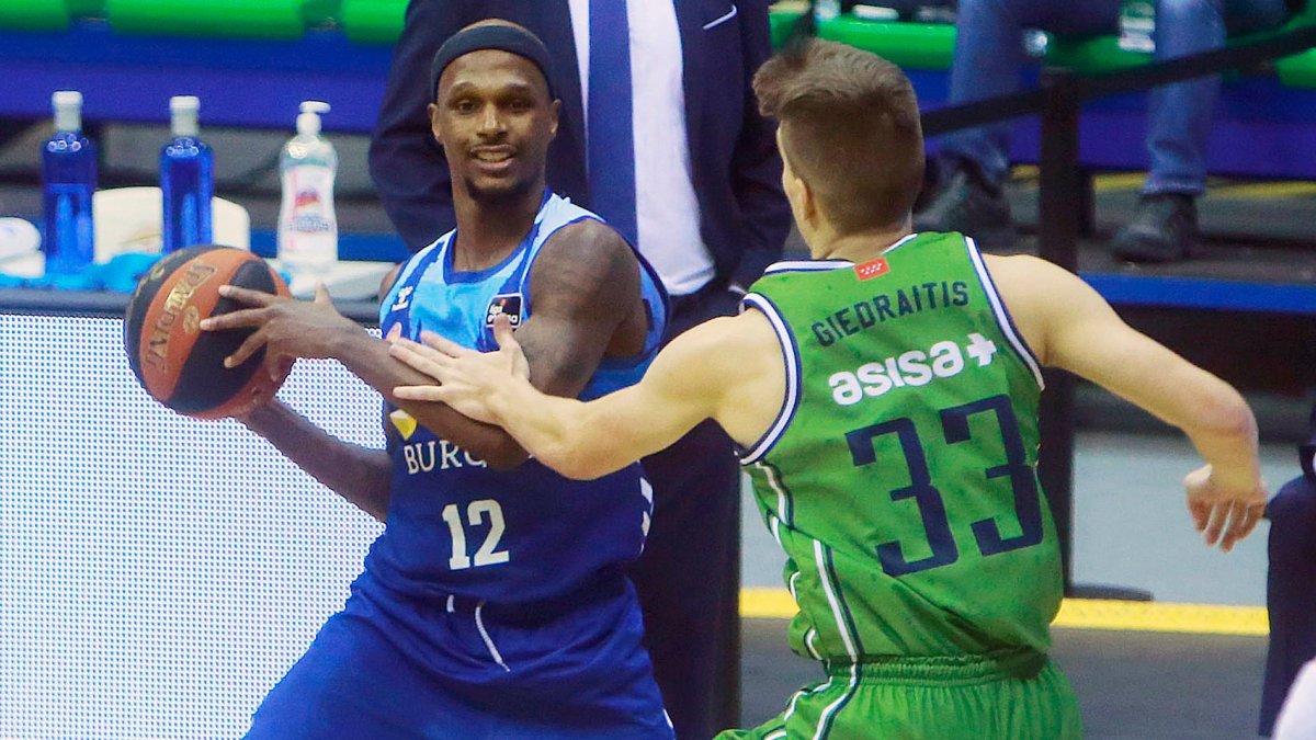 Thad McFadden busca línea de pase. RAÚL OCHOA