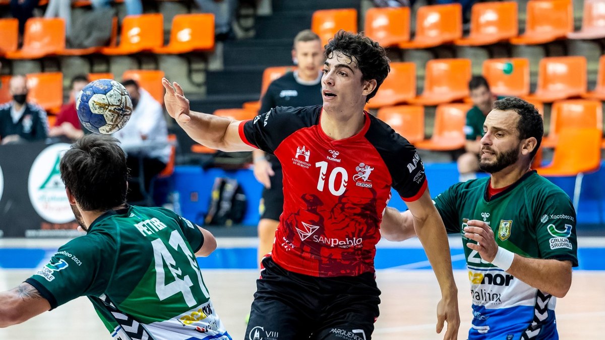 Espinosa mueve el balón. SANTI OTERO