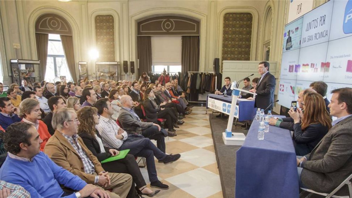 Los cargos públicos del PP escuchan, en la Sala Polisón, a Alfonso Fernández Mañueco.-SANTI OTERO