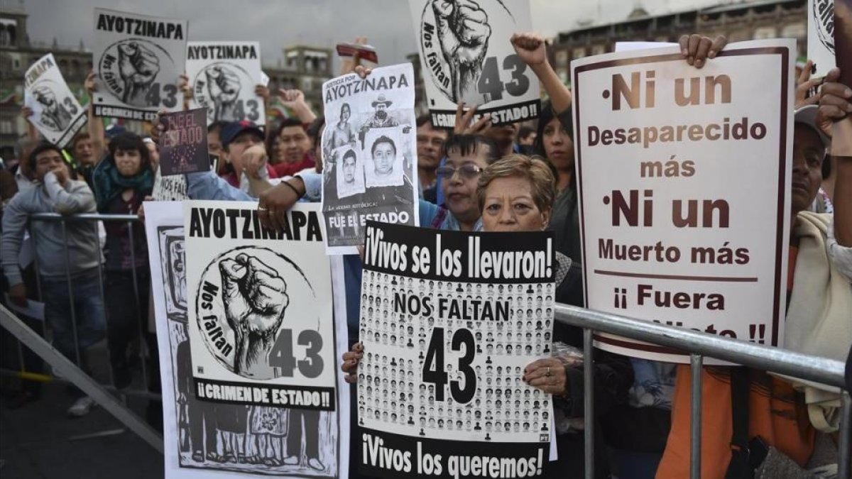 Manifestación reclamando la aparición de los normalistas-YURI CORTEZ (AFP)