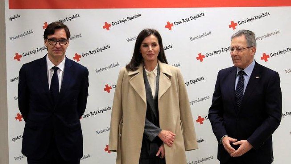 La reina Letizia (c) junto con el ministro de Sanidad, Salvador Illa (i) y el presidente de Cruz Roja Española, Javier Senent (d).-FERNANDO ALVARADO (EFE)