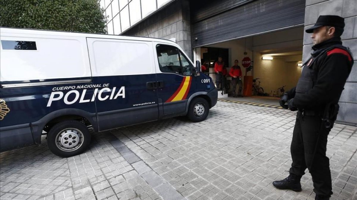 El furgón que traslada a los cinco sevillanos acusados de una supuesta violación de una joven de 18 años.-/ JESÚS DIGES / EFE