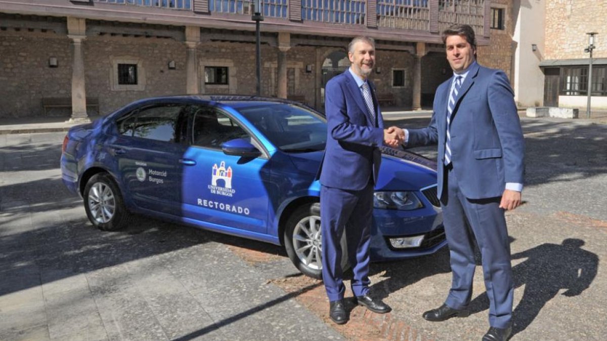 Perez mateos y Fernando Andrés junto al coche cedido por MotorCid.-ISRAEL L. MURILLO