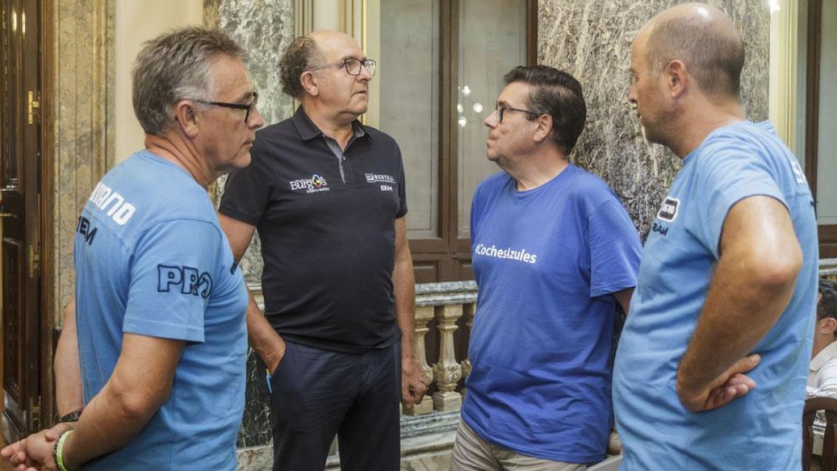 JulioAndrés Izquierdo (centro) en la reunión de directores de la Vuelta a Burgos 2018.-SANTI OTERO