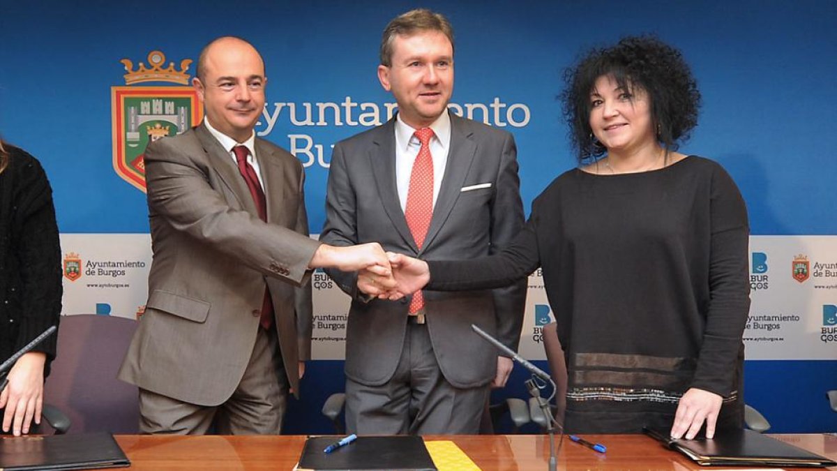 Raúl Martín Bellostas, Javier Lacalle y Arancha Blanco firmaron ayer el convenio para la depuración de las aguas.-ISRAEL L. MURILLO