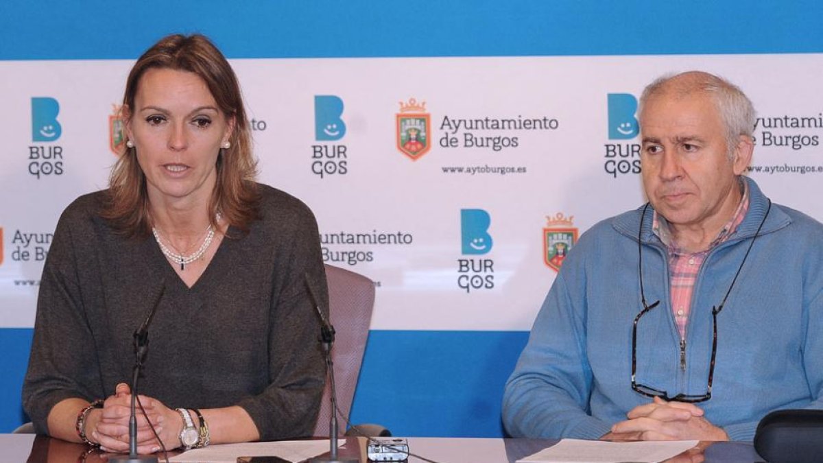 La edil Lorena de la Fuente presentó la carrera junto a Paco Esteban, responsable técnico.-ISRAEL L. MURILLO