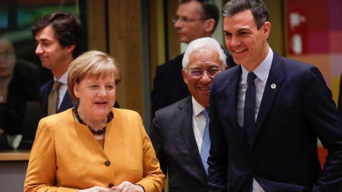 Encuentro entre Pedro Sánchez y Angela Merkel en Bruselas.-OLIVIER OSLET/ EFE
