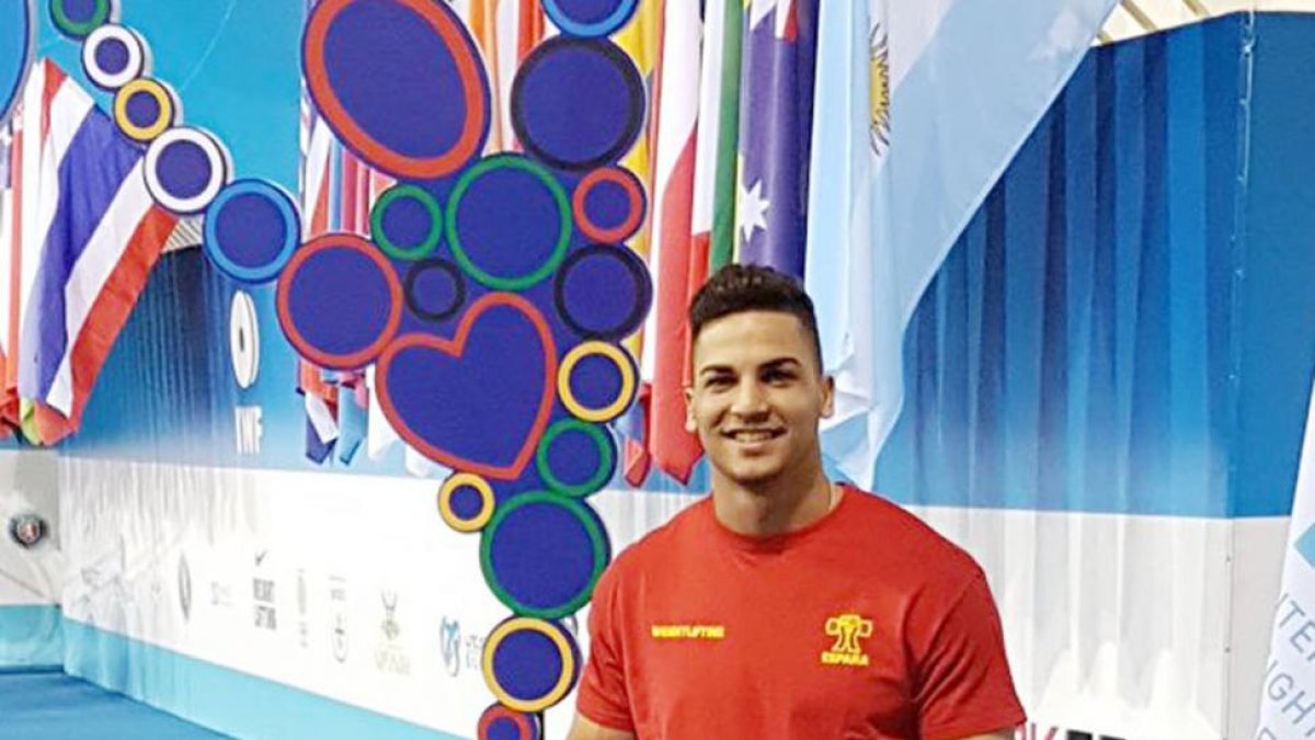Junior Santana posa en la sede del Mundial.-TWITTER