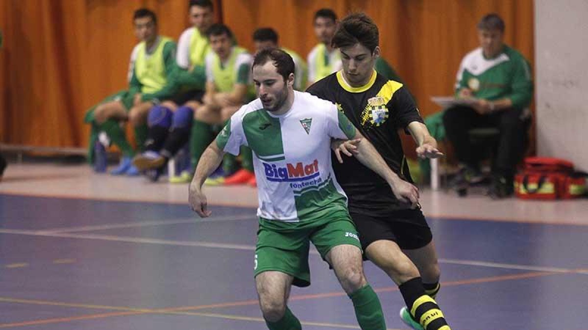 Poves protege el balón ante un rival.-SANTI OTERO