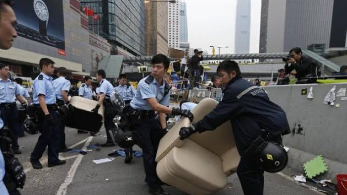 Agenets de policía desmontan la acampada de los activistas prodemocracia.-Foto: REUTERS/ BOBBY YIP
