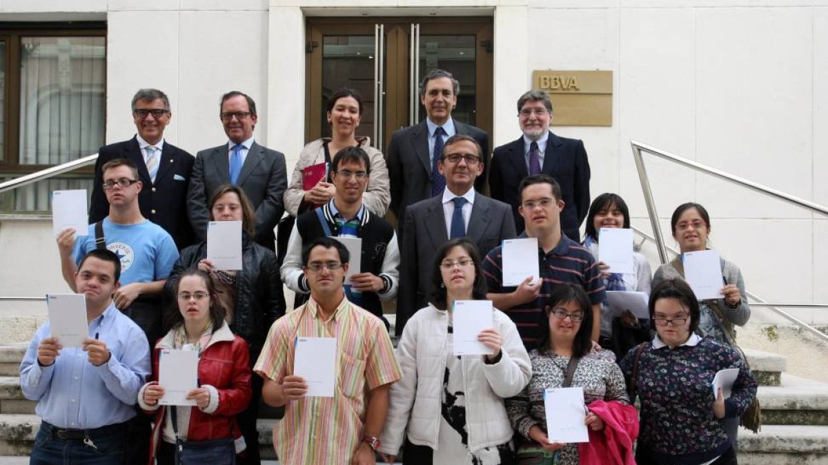 El gerente de Servicios Sociales, Jesús Fuertes, el director territorial de la Zona Noroeste del BBVA, Juan Carlos Hidalgo, y el presidente de la Federación Síndrome de Down Castilla y León, Luis Mayoral, posan junto a los 30 jóvenes con síndrome de Down -Ical