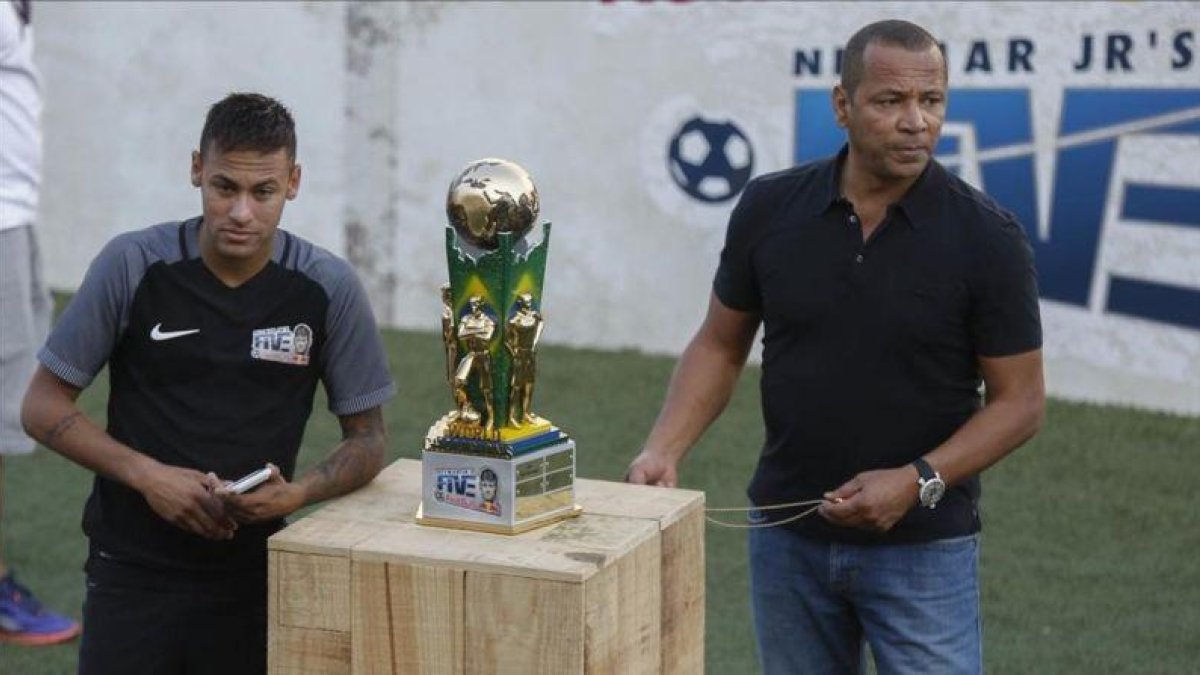 Neymar y su padre en un evento deportivo.-EFE / SEBASTIAO MOREIRA