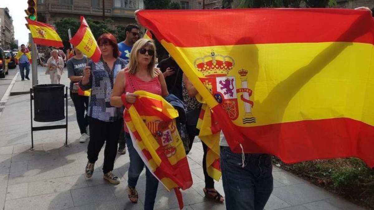 Los manifestantes contrarios a la consulta se dirigen a la comisaría de la Policía Nacional, en Via Laietana.-RICARD FADRIQUE
