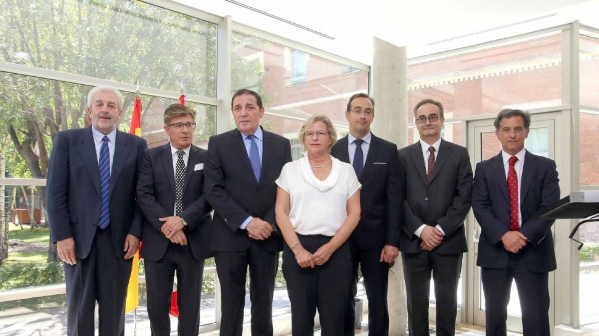 (I a D) El director de Salud Pública, Agustín Álvarez Nogal; el gerente de Sacyl, Rafael López; el consejero de Sanidad, Antonio Sáez; la directora de Profesionales de la Gerencia de Sacyl, Concepción Nafría; el secretario general y de gestión Económica, -Ical