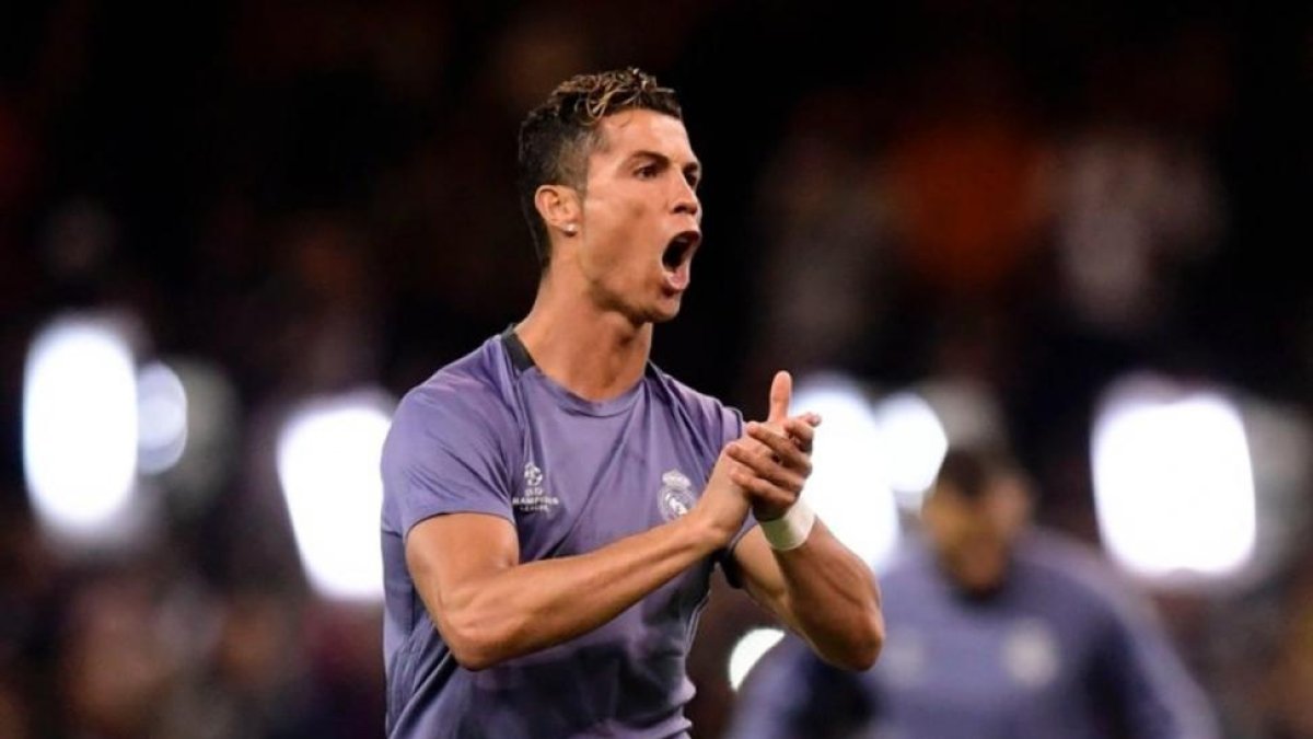 Cristiano Ronaldo arenga a sus compañeros durante el calentamiento del Madrid antes de la final de la Champions-UEFA CHAMPIONS LEAGUE