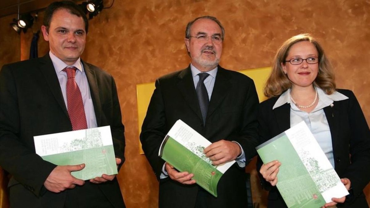 Nadia Calviño, en su etapa como directora general de Competencia en 2004, junto al exvicepresidente Pedro Solbes y al exsecretario de Estado de Economía, David Vegara.-JUAN CARLOS HIDALGO (EFE)