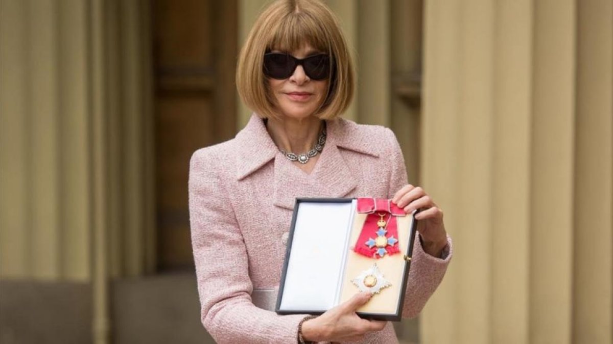 Anna Wintour en el Palacio de Buckingham tras recibir la condecoración de la reina Isabel II.-POOL