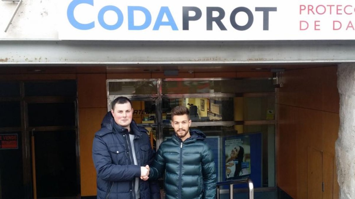 Carlos Cámara, presidente del Atrio Bupolsa, estrecha la mano del nuevo jugador, David Soto. ECB-ECB