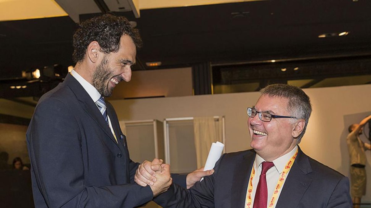 Garbajosa recibe la felicitación del presidente ejecutivo de ACB, Francisco Roca, ayer. BALONCESTOFEB-BALONCESTO FEB