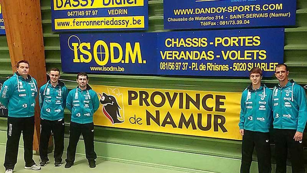 Fran Berzosa y sus pupilos del Colina Clinic durante la disputa de la primera fase de la ETTU Cup 2016 en Namur-ECB