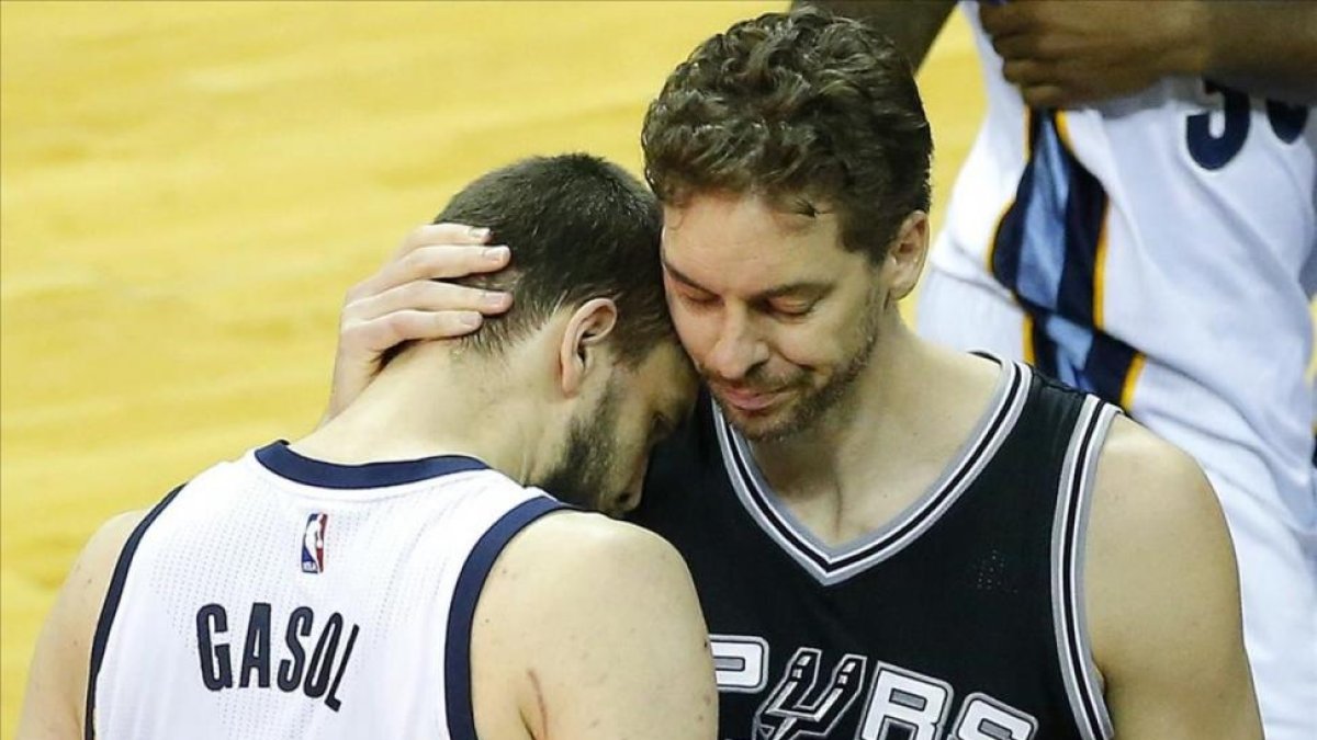 Los hermanos Gasol se funden en un abrazo en la NBA-EFE / MIKE BROWN