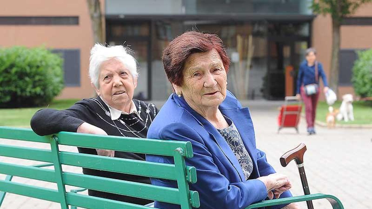 Cruz y Angelina se intercambiaron experiencias del programa de compartir piso con universitarias.-ISRAEL L. MURILLO