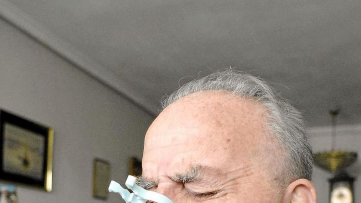 Un hombre realiza una prueba para valorar su capacidad pulmonar.-ECB