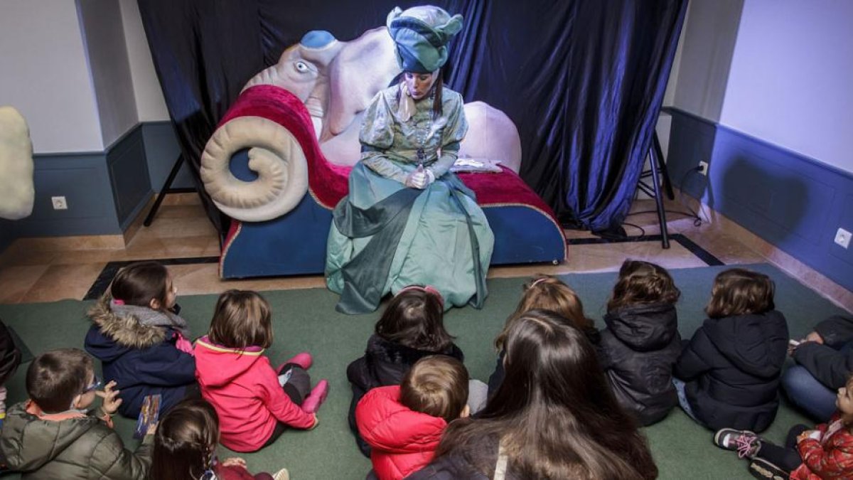 La emisaria Quimera atiende a un grupo de niños que acercaron sus cartas y saludos a los Reyes Magos en la Casa de Cultura de Gamonal. Hoy la cabalgata arranca a las 18 horas en Eladio Perlado.-SANTI OTERO