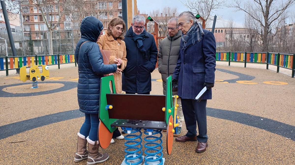 De izquierda a derecha: la técnica municipal, la alcaldesa, Raquel González; el director general de Administración Local, Emilio Arroita; el concejal de Medio Ambiente, Carlos Fernández y el delegado territorial, Roberto Saiz. L.V.L